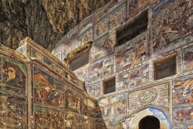 Вътрешност на манастира Сумела