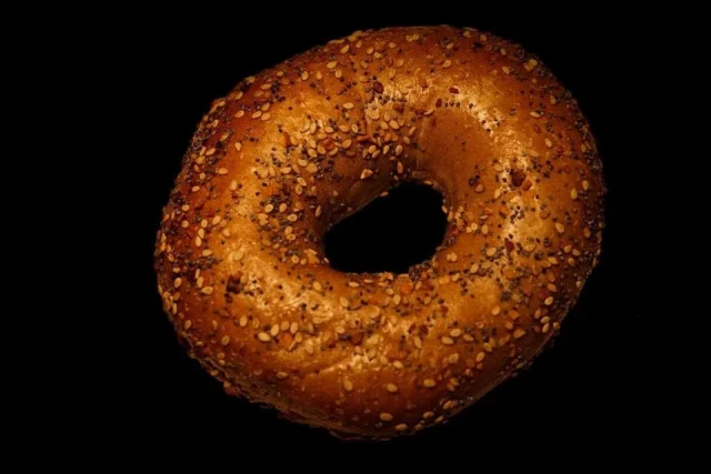 бейгъл със златиста коричка и сусам, традиционен хляб с еврейски произход