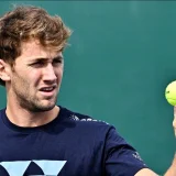 Каспер Рууд държи тенис топка по време на мач от турнира в Мадрид