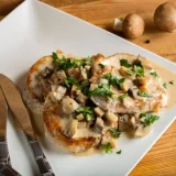 Горски медальони по рецепта от Ромен Гари със сметана и гъби