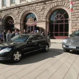 Автомобил на НСО пред сградата на Народното събрание в София след решението за сваляне на охраната на Борисов и Пеевски